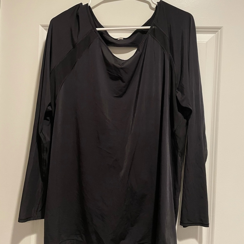 Lululemon black long sleeved peekaboo back top